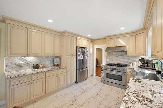 3036 Newport Court, Troy, MI 48084