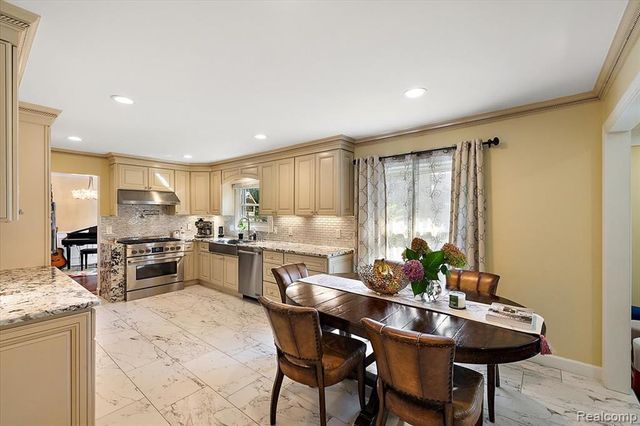 3036 Newport Court, Troy, MI 48084