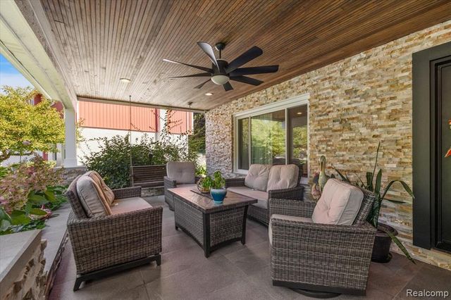 3036 Newport Court, Troy, MI 48084