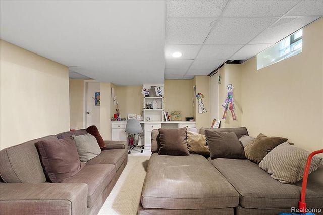 3036 Newport Court, Troy, MI 48084