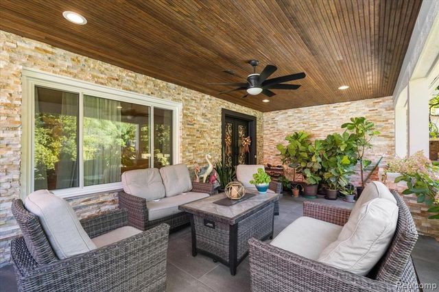 3036 Newport Court, Troy, MI 48084