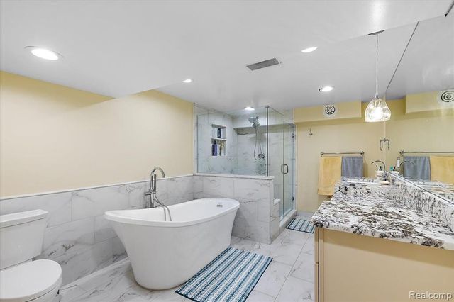 3036 Newport Court, Troy, MI 48084