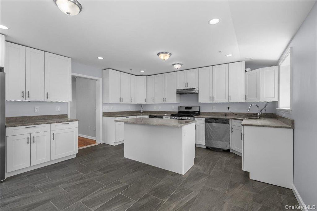 911 Hicksville Road, Far Rockaway, NY 11691 — photo 5
