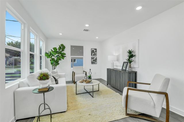 110 Harris Court, Houston, TX 77009