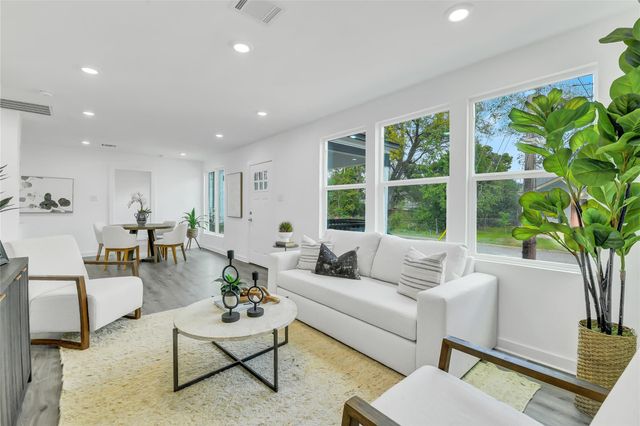 110 Harris Court, Houston, TX 77009