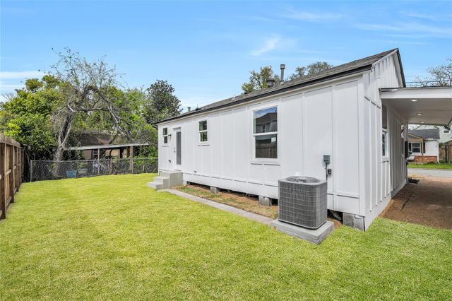 110 Harris Court, Houston, TX 77009