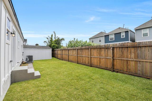 110 Harris Court, Houston, TX 77009