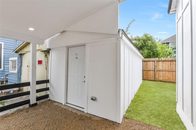 110 Harris Court, Houston, TX 77009