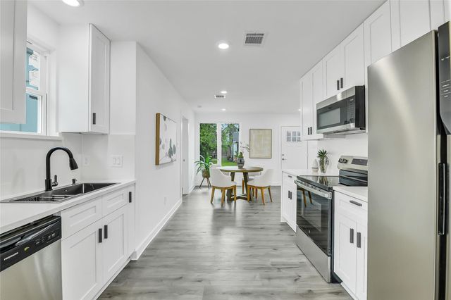 110 Harris Court, Houston, TX 77009