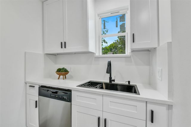 110 Harris Court, Houston, TX 77009