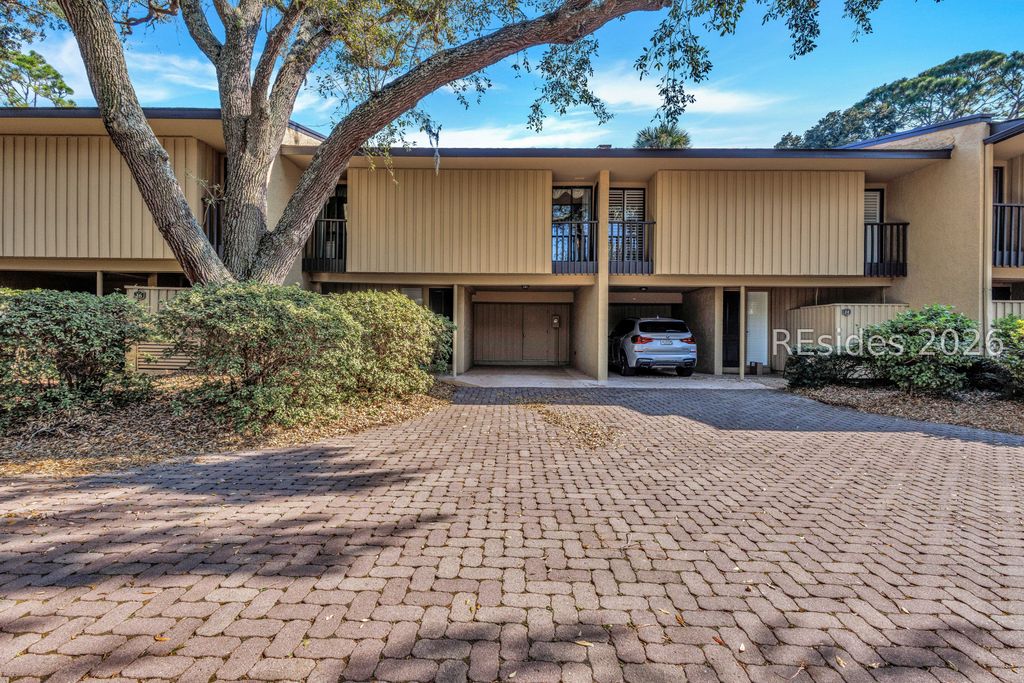 Image 3 of property listing at 37 S Forest Beach Dr Apt 15, Hilton Head Island, SC 29928