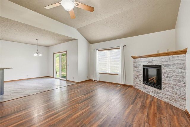 515 MONTEREY Circle, Council Bluffs, IA 51503