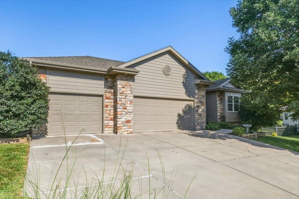 515 MONTEREY Circle, Council Bluffs, IA 51503
