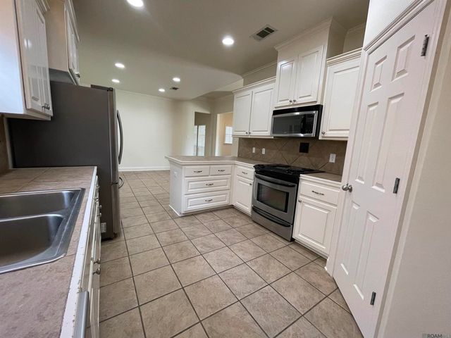 4573 Charleston Villa Dr, Baton Rouge, LA 70817