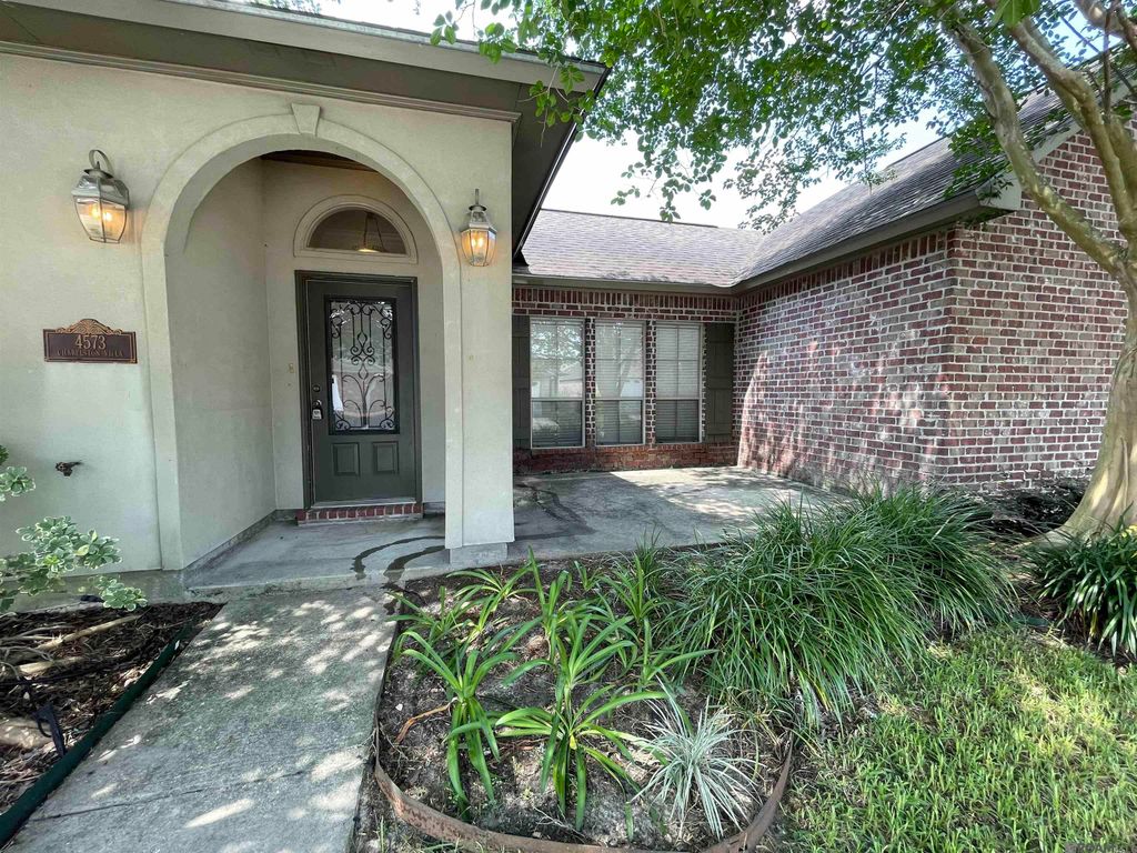 4573 Charleston Villa Dr, Baton Rouge, LA 70817