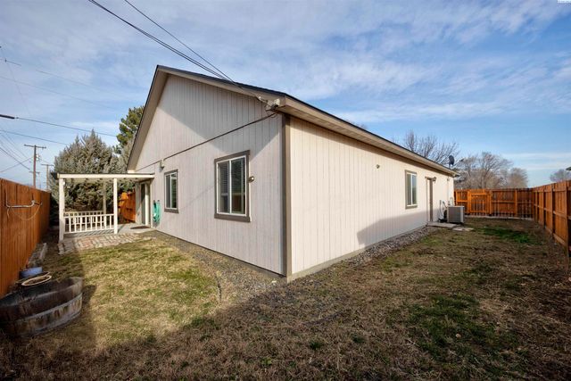 3742 Grant Loop, West Richland, WA 99353