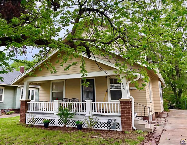 2220 SW Kensington CT, Topeka, KS 66606