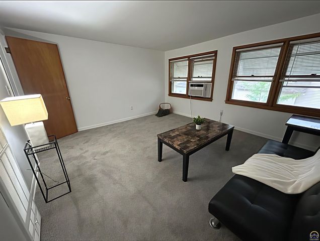 2220 SW Kensington CT, Topeka, KS 66606