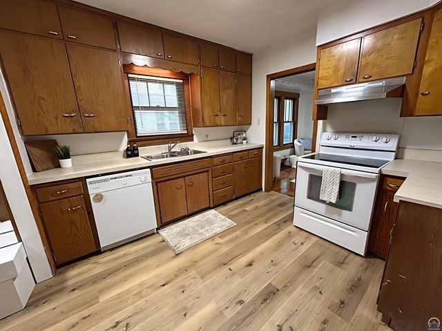 2220 SW Kensington CT, Topeka, KS 66606