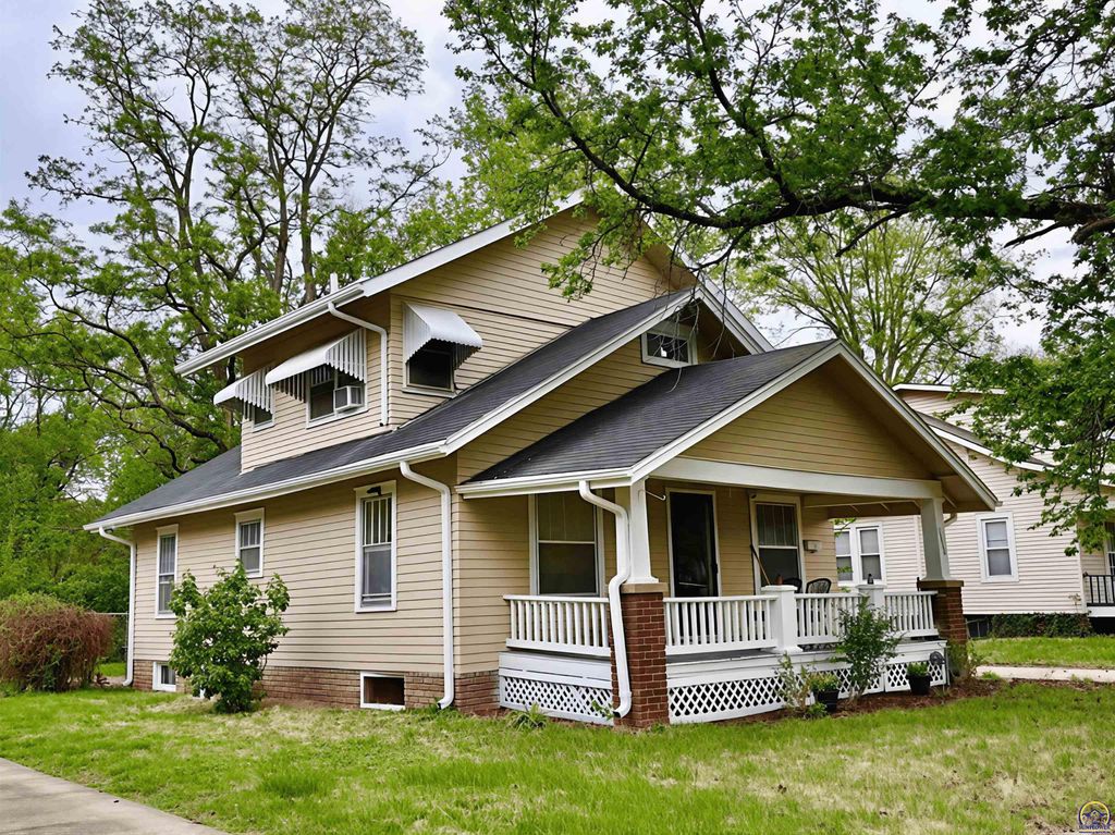 2220 SW Kensington CT, Topeka, KS 66606