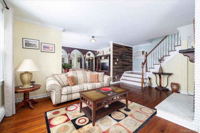 102 Franklin Avenue, Malverne, NY 11565