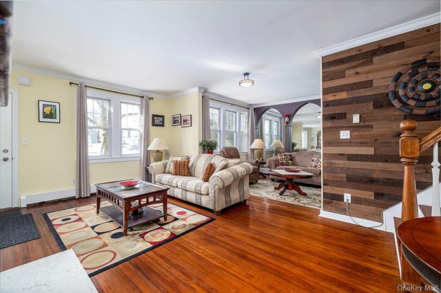 102 Franklin Avenue, Malverne, NY 11565