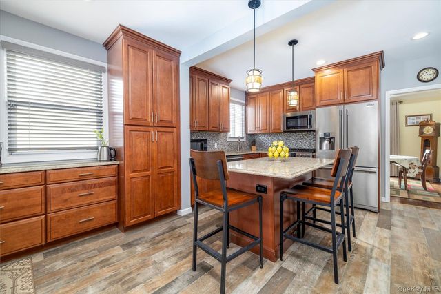 102 Franklin Avenue, Malverne, NY 11565