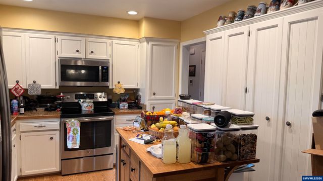 2055 NW Crittenden Lp, Albany, OR 97321