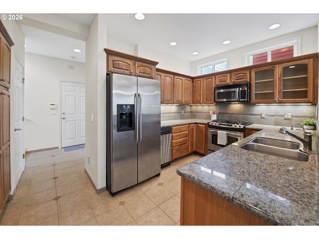230 Roundhouse Rd, Astoria, OR 97103