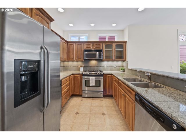 230 Roundhouse Rd, Astoria, OR 97103