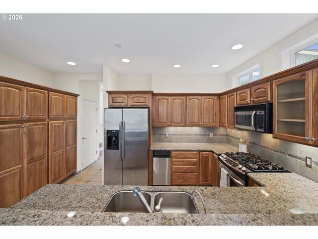 230 Roundhouse Rd, Astoria, OR 97103
