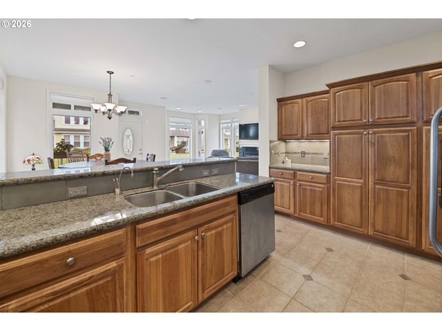 230 Roundhouse Rd, Astoria, OR 97103