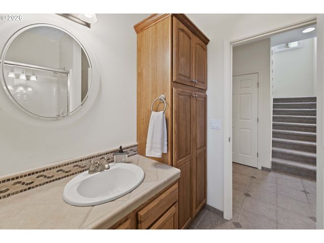 230 Roundhouse Rd, Astoria, OR 97103