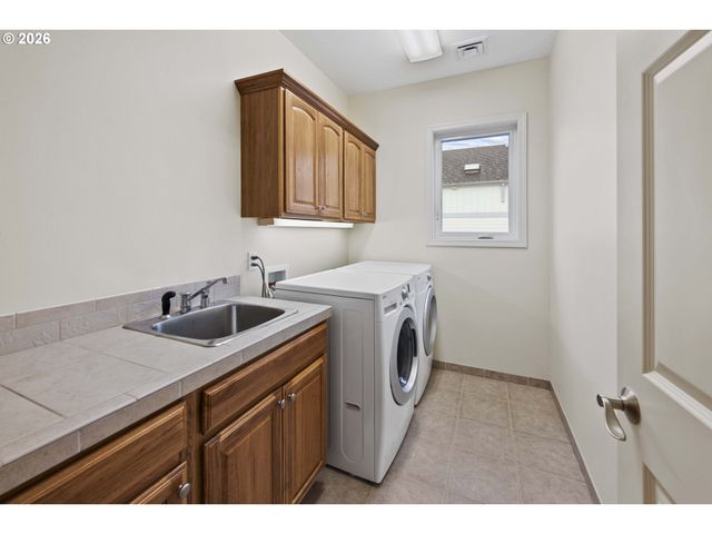 230 Roundhouse Rd, Astoria, OR 97103