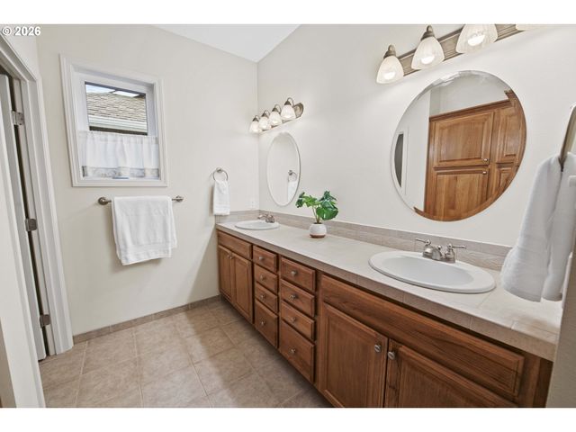 230 Roundhouse Rd, Astoria, OR 97103