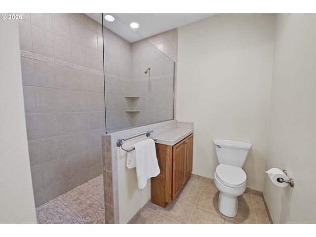 230 Roundhouse Rd, Astoria, OR 97103