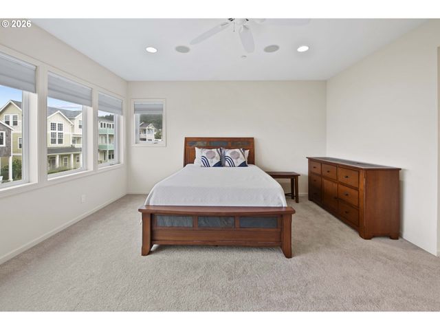 230 Roundhouse Rd, Astoria, OR 97103