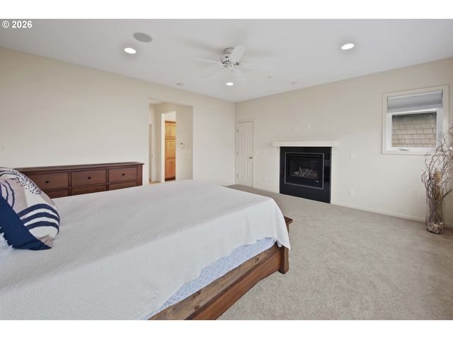 230 Roundhouse Rd, Astoria, OR 97103