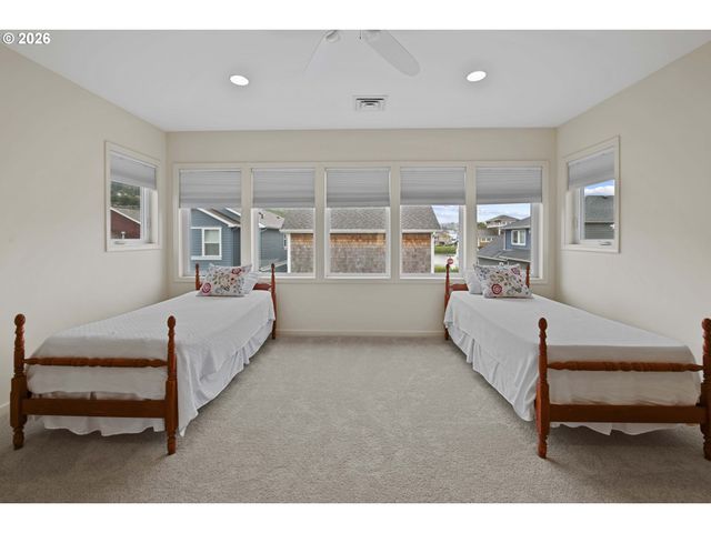 230 Roundhouse Rd, Astoria, OR 97103