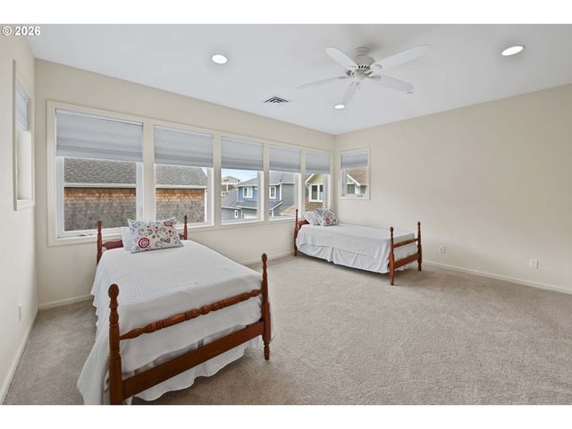 230 Roundhouse Rd, Astoria, OR 97103