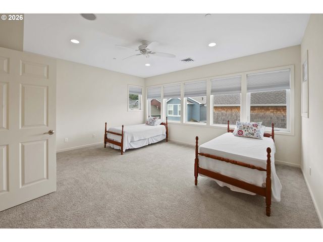 230 Roundhouse Rd, Astoria, OR 97103