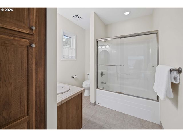 230 Roundhouse Rd, Astoria, OR 97103