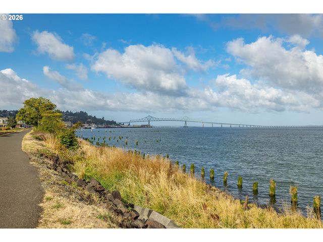 230 Roundhouse Rd, Astoria, OR 97103