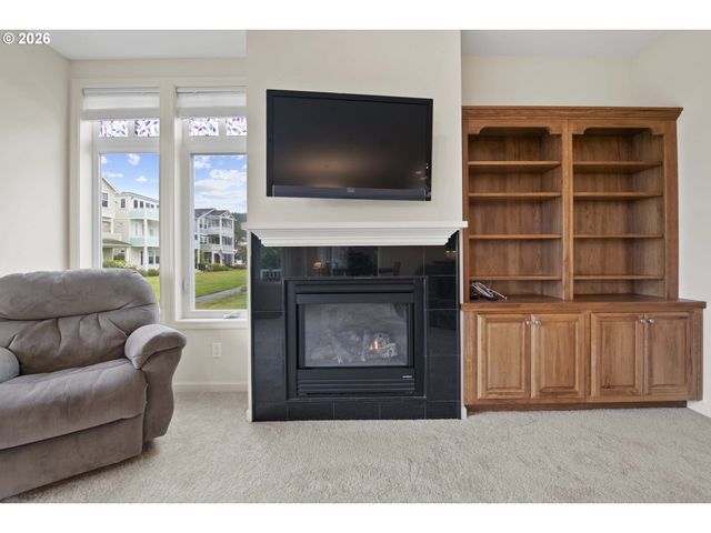 230 Roundhouse Rd, Astoria, OR 97103