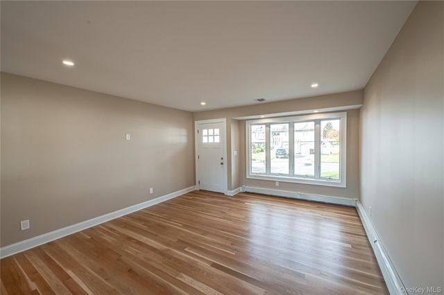 31 Boulevard Avenue, West Islip, NY 11795