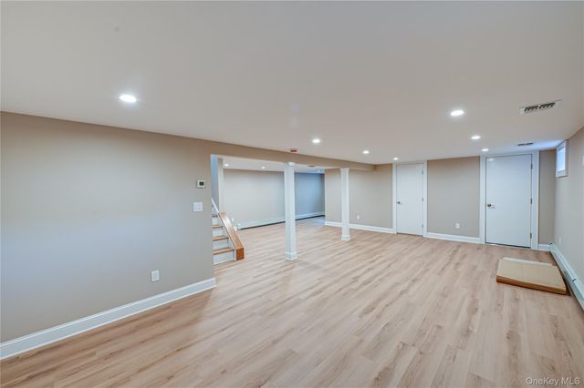 31 Boulevard Avenue, West Islip, NY 11795