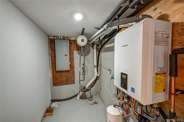 31 Boulevard Avenue, West Islip, NY 11795