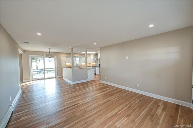 31 Boulevard Avenue, West Islip, NY 11795