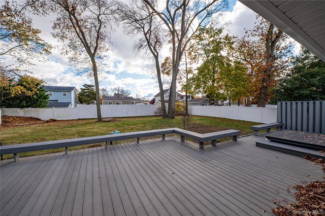 31 Boulevard Avenue, West Islip, NY 11795