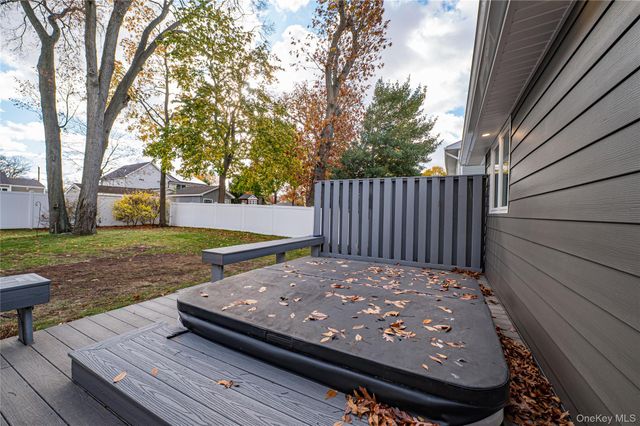 31 Boulevard Avenue, West Islip, NY 11795